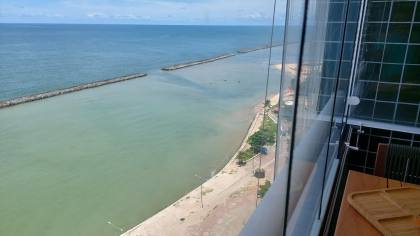 Apartamento de 3 Quartos com Suíte e Varanda a Beira Mar