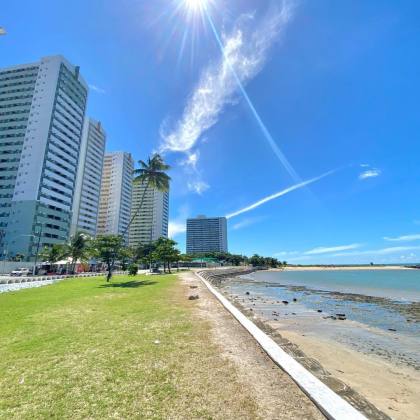 Apartamento de 3 Quartos com Suíte e Varanda a Beira Mar