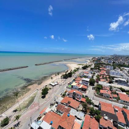 Apartamento de 3 Quartos com Suíte e Varanda a Beira Mar