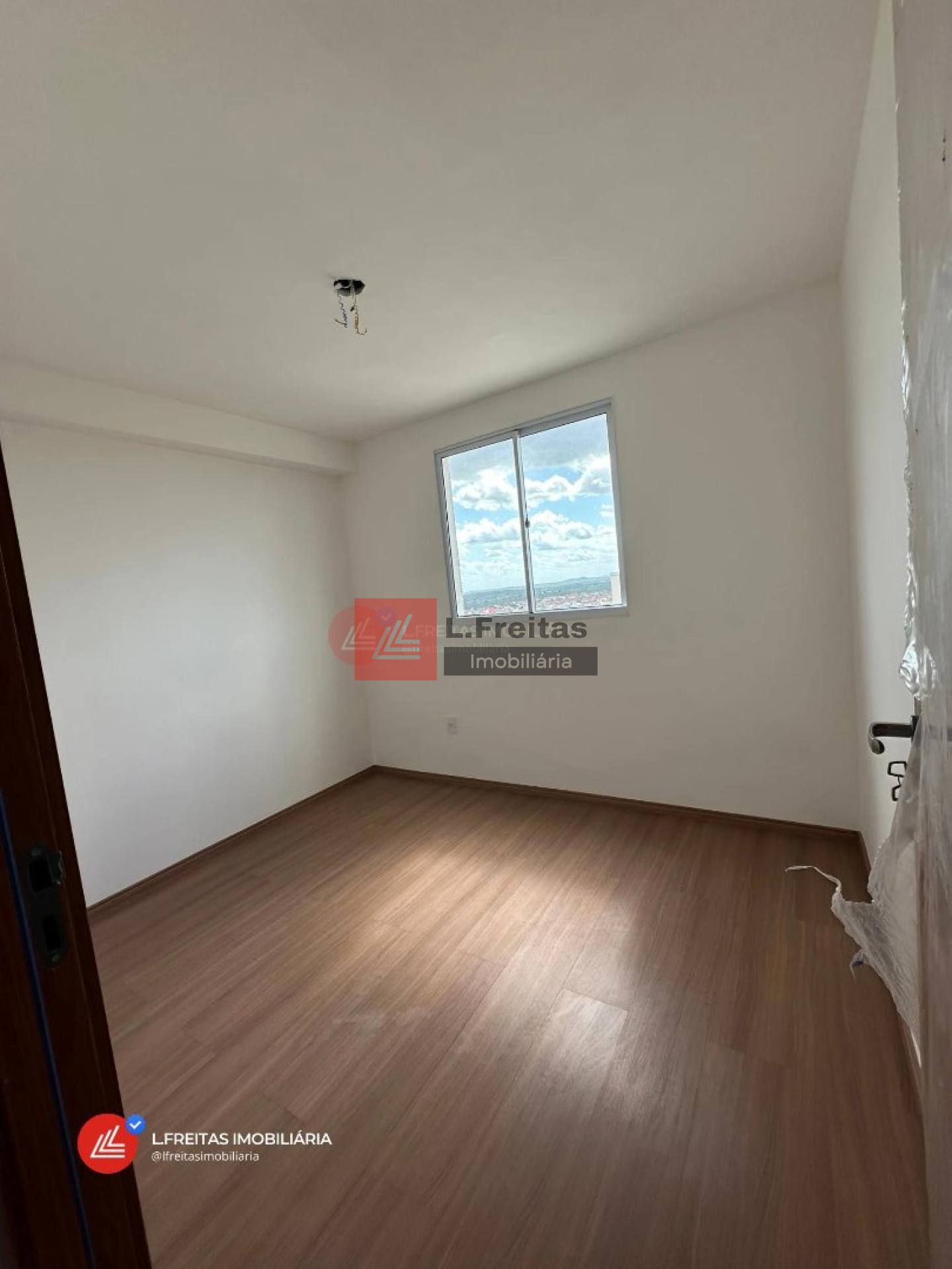 Apartamento com varanda e suíte no Muchila para locação