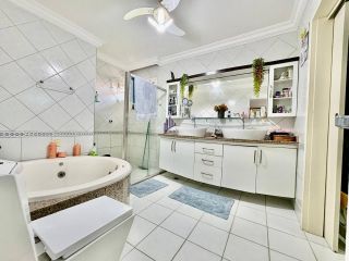 Casa com 5 quartos 4 suítes no bairro Luciano Cavalcante em Fortaleza