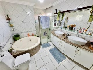 Casa com 5 quartos 4 suítes no bairro Luciano Cavalcante em Fortaleza