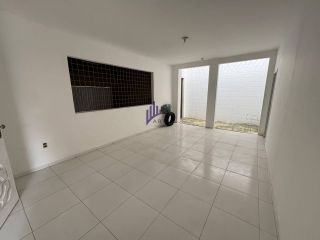 Casa plana com 4 suítes e piscina na Maraponga