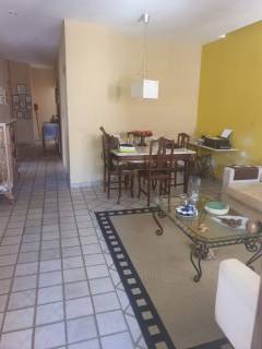 Casa situada no Pina com 2 pavimentos, 4 quartos, 2 suíte, salão de festa no 1° andar com bar.