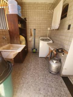 Casa situada no Pina com 2 pavimentos, 4 quartos, 2 suíte, salão de festa no 1° andar com bar.