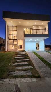 Casa no Condomínio Alphaville Pernambuco 2, 4 quartos sendo 3 suítes, 4 vagas de garagem, alto padrão