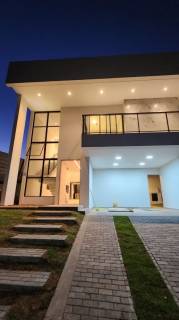 Casa no Condomínio Alphaville Pernambuco 2, 4 quartos sendo 3 suítes, 4 vagas de garagem, alto padrão