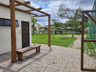 Casa em Aldeias, 240m², 4 quartos, 2 suítes, área ampla de lazer com piscina e churrasqueira
