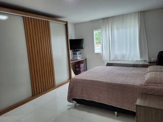 Casa em Aldeias, 240m², 4 quartos, 2 suítes, área ampla de lazer com piscina e churrasqueira