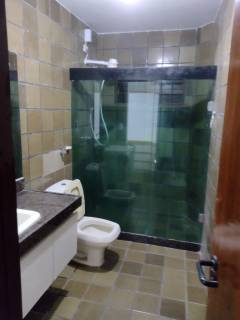 Casa em Candeias 360m², 3 suítes, 5 vagas de garagem, próximo a escolas e vias de acesso.