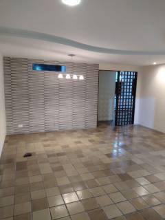 Casa em Candeias 360m², 3 suítes, 5 vagas de garagem, próximo a escolas e vias de acesso.