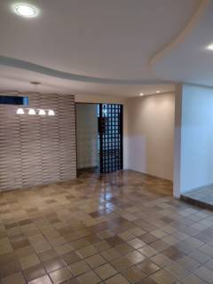 Casa em Candeias 360m², 3 suítes, 5 vagas de garagem, próximo a escolas e vias de acesso.