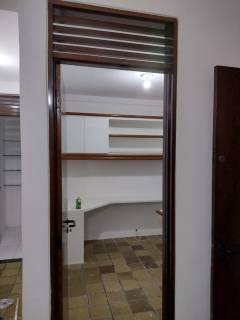 Casa em Candeias 360m², 3 suítes, 5 vagas de garagem, próximo a escolas e vias de acesso.