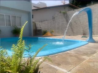 Espaço, Segurança e Lazer Completo: Casa Duplex com Piscina e 226m² de Conforto Total!