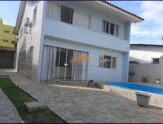 Espaço, Segurança e Lazer Completo: Casa Duplex com Piscina e 226m² de Conforto Total!