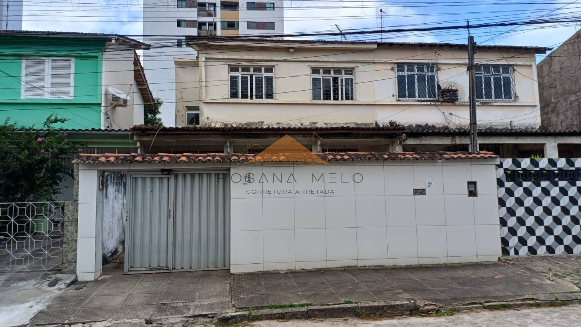 Casa toda gradeada. Rua larga e de fácil acesso.  Ótima localização! Há 100m da rede de supermercados Atacarejo. Transversal com a Av Afonso Olindense, e há uns 400m da Av Caxanga