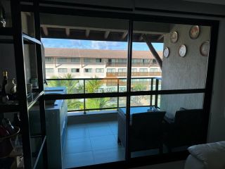 O apartamento fica no condomínio Polinésia em Muro Alto, tem 73m2, 2 quartos, 2 banheiros, sala, cozinha, 2 varandas e 1 vaga de estacionamento (tem mais vagas que apartamentos pelos que nunca tem problema de estacionamento).