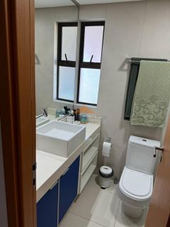 O apartamento fica no condomínio Polinésia em Muro Alto, tem 73m2, 2 quartos, 2 banheiros, sala, cozinha, 2 varandas e 1 vaga de estacionamento (tem mais vagas que apartamentos pelos que nunca tem problema de estacionamento).