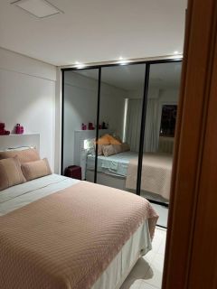 O apartamento fica no condomínio Polinésia em Muro Alto, tem 73m2, 2 quartos, 2 banheiros, sala, cozinha, 2 varandas e 1 vaga de estacionamento (tem mais vagas que apartamentos pelos que nunca tem problema de estacionamento).