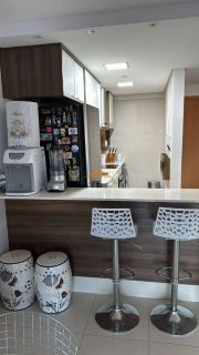 O apartamento fica no condomínio Polinésia em Muro Alto, tem 73m2, 2 quartos, 2 banheiros, sala, cozinha, 2 varandas e 1 vaga de estacionamento (tem mais vagas que apartamentos pelos que nunca tem problema de estacionamento).