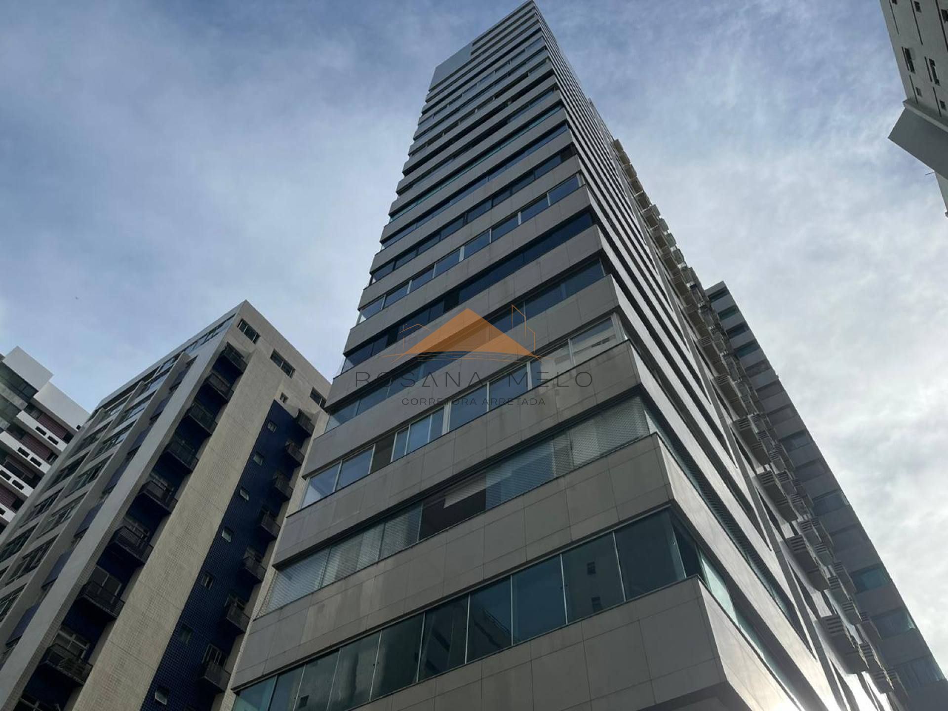 Edf. Rio Amazonas, apto 506m2, 4 quartos sendo duas suítes, banheiro social + de serviço, cozinha grande, sala para três ambientes.