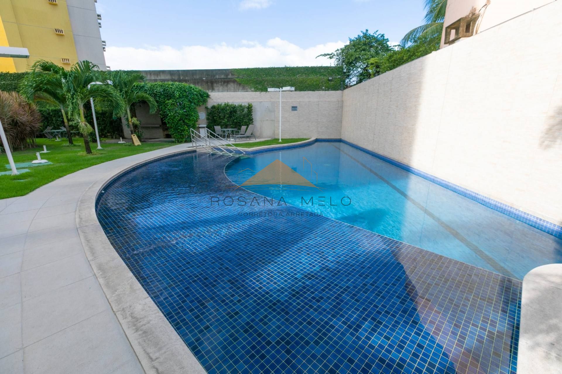 Vende-se Apartamento no Edf.Aquiles com 3 quartos, área de lazer completa no bairro Encruzilhada em Recife