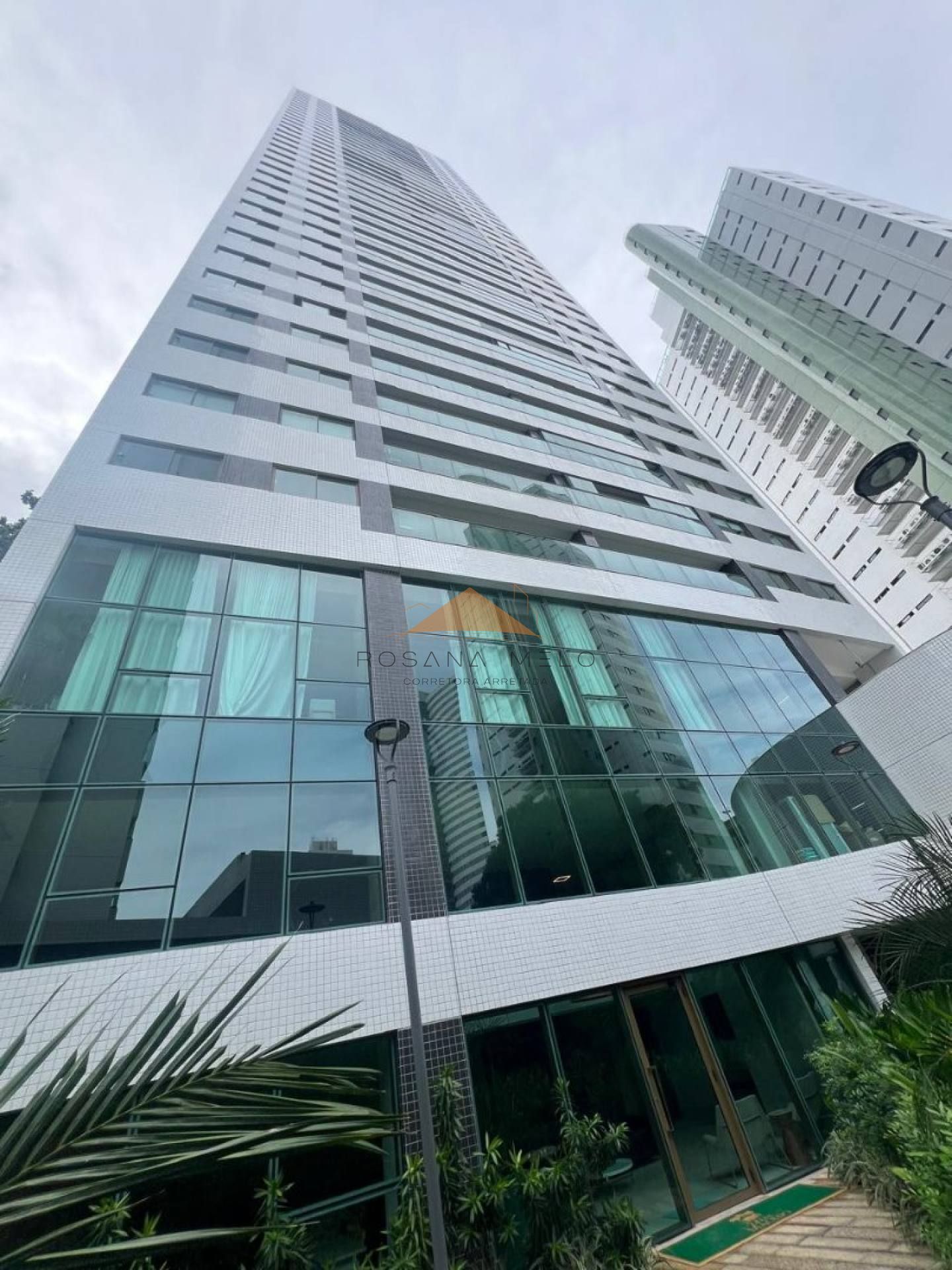 Edificio zelia macedo na torre, 123m2, com 03 quartos, 02 suites, varanda com 5m2, na torre, 02 vagas espaçosas.