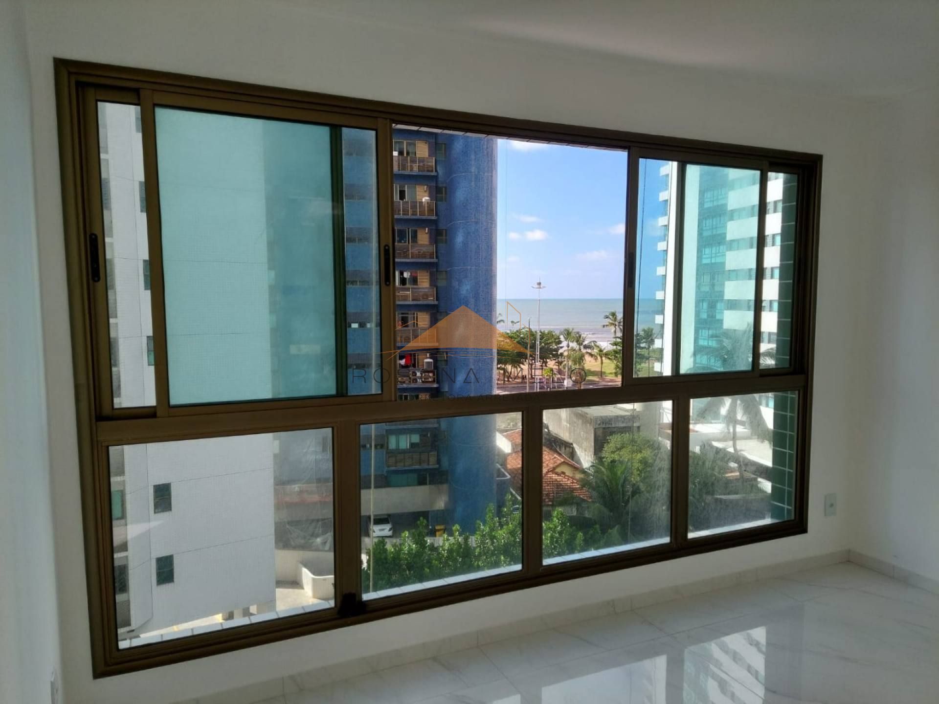 Vende-se apartamento no Edf.Maria Laura,com 126m², 04 quartos e área de lazer no bairro Pina em Recife