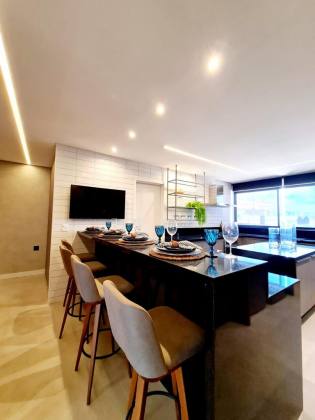 Edifício Mirante do Cais, 227m², 4 quartos, 4 suítes, closet, lavabo, varanda gourmet, dependência completa, 4 vagas de garagem