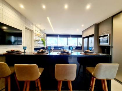 Edifício Mirante do Cais, 227m², 4 quartos, 4 suítes, closet, lavabo, varanda gourmet, dependência completa, 4 vagas de garagem