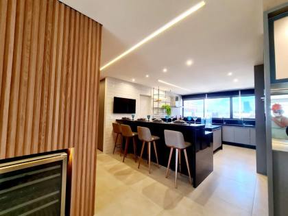 Edifício Mirante do Cais, 227m², 4 quartos, 4 suítes, closet, lavabo, varanda gourmet, dependência completa, 4 vagas de garagem