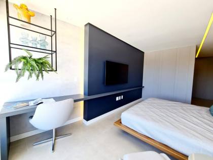 Edifício Mirante do Cais, 227m², 4 quartos, 4 suítes, closet, lavabo, varanda gourmet, dependência completa, 4 vagas de garagem