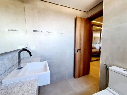 Edifício Mirante do Cais, 227m², 4 quartos, 4 suítes, closet, lavabo, varanda gourmet, dependência completa, 4 vagas de garagem
