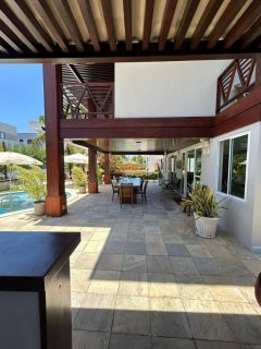 Casa em condomínio fechado em Muro Alto, 485m², 4 suítes, varanda, lavabo, cozinha integrada, piscina, 4 vagas de garagem