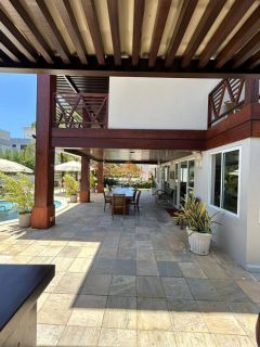 Casa em condomínio fechado em Muro Alto, 485m², 4 suítes, varanda, lavabo, cozinha integrada, piscina, 4 vagas de garagem