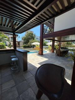Casa em condomínio fechado em Muro Alto, 485m², 4 suítes, varanda, lavabo, cozinha integrada, piscina, 4 vagas de garagem