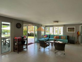 Casa em condomínio fechado em Muro Alto, 485m², 4 suítes, varanda, lavabo, cozinha integrada, piscina, 4 vagas de garagem