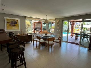 Casa em condomínio fechado em Muro Alto, 485m², 4 suítes, varanda, lavabo, cozinha integrada, piscina, 4 vagas de garagem
