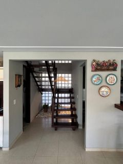 Casa em condomínio fechado em Muro Alto, 485m², 4 suítes, varanda, lavabo, cozinha integrada, piscina, 4 vagas de garagem
