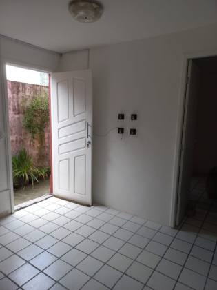 Apartamento duplex localizado no bairro da Torre, 03 Quartos, 02 Banheiros, 01 Vaga de garagem, Área de serviço.