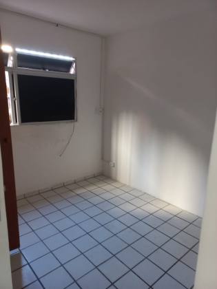 Apartamento duplex localizado no bairro da Torre, 03 Quartos, 02 Banheiros, 01 Vaga de garagem, Área de serviço.