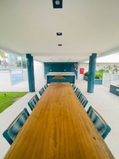 Edf. Glória Tinoco, 139m², 4 quartos, 3 suítes, varanda integrada, lavabo, copa, dependência completa, área de serviço e 3 vagas de garagem