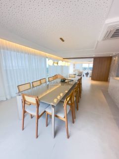 Edf. Glória Tinoco, 139m², 4 quartos, 3 suítes, varanda integrada, lavabo, copa, dependência completa, área de serviço e 3 vagas de garagem