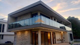 Belíssima casa em Aldeias com 370m², 4 suítes, piscina privativa, espaço gourmet com churrasqueira e lavabo, 4 vagas de garagem