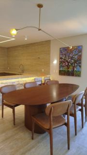Belíssima casa em Aldeias com 370m², 4 suítes, piscina privativa, espaço gourmet com churrasqueira e lavabo, 4 vagas de garagem