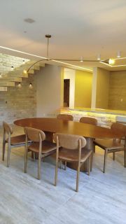 Belíssima casa em Aldeias com 370m², 4 suítes, piscina privativa, espaço gourmet com churrasqueira e lavabo, 4 vagas de garagem