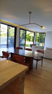 Belíssima casa em Aldeias com 370m², 4 suítes, piscina privativa, espaço gourmet com churrasqueira e lavabo, 4 vagas de garagem