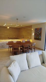 Belíssima casa em Aldeias com 370m², 4 suítes, piscina privativa, espaço gourmet com churrasqueira e lavabo, 4 vagas de garagem