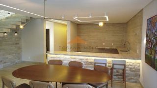 Belíssima casa em Aldeias com 370m², 4 suítes, piscina privativa, espaço gourmet com churrasqueira e lavabo, 4 vagas de garagem