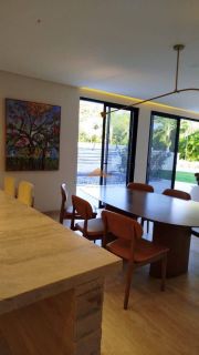 Belíssima casa em Aldeias com 370m², 4 suítes, piscina privativa, espaço gourmet com churrasqueira e lavabo, 4 vagas de garagem
